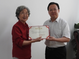 2016年9月5日，时任中国科学院副院长谭铁牛向钟琪荣誉团长颁发证书